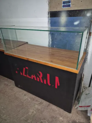 Expositor de cristal y madera