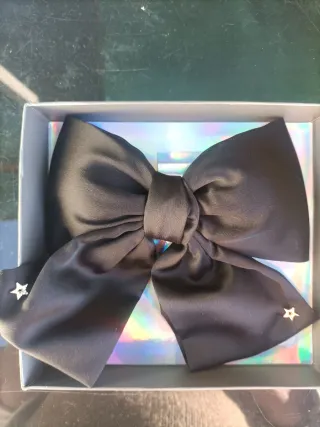 Lazo clip negro con estrellas doradas