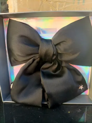 Lazo clip negro con estrellas doradas