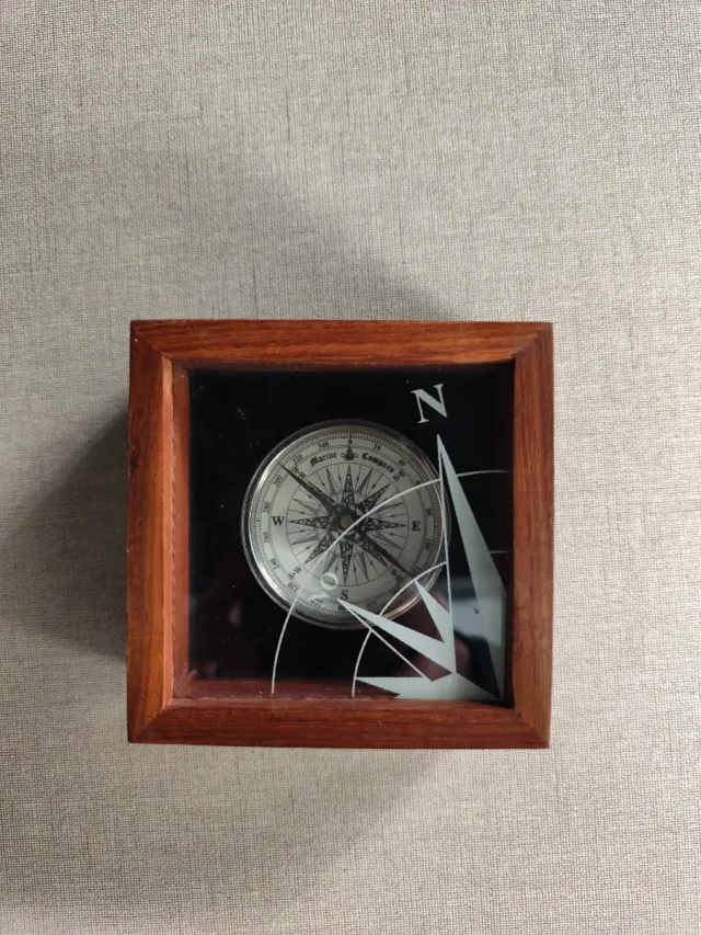 Brújula de latón en caja de madera