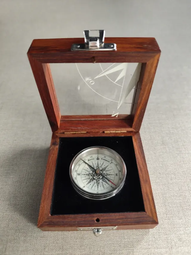 Brújula de latón en caja de madera
