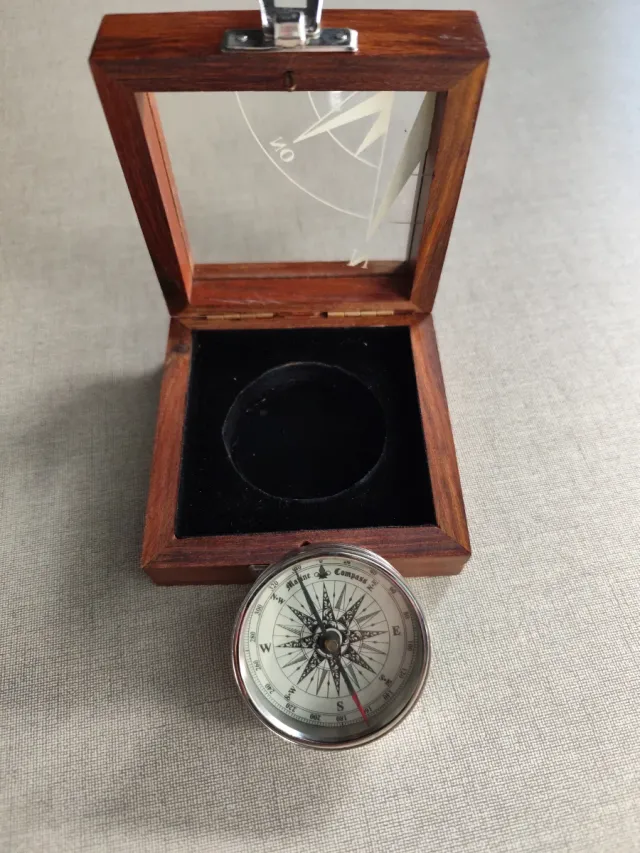 Brújula de latón en caja de madera