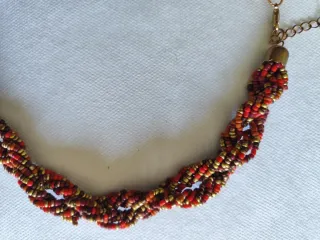 Collar de cuentas trenzado dorado y rojo