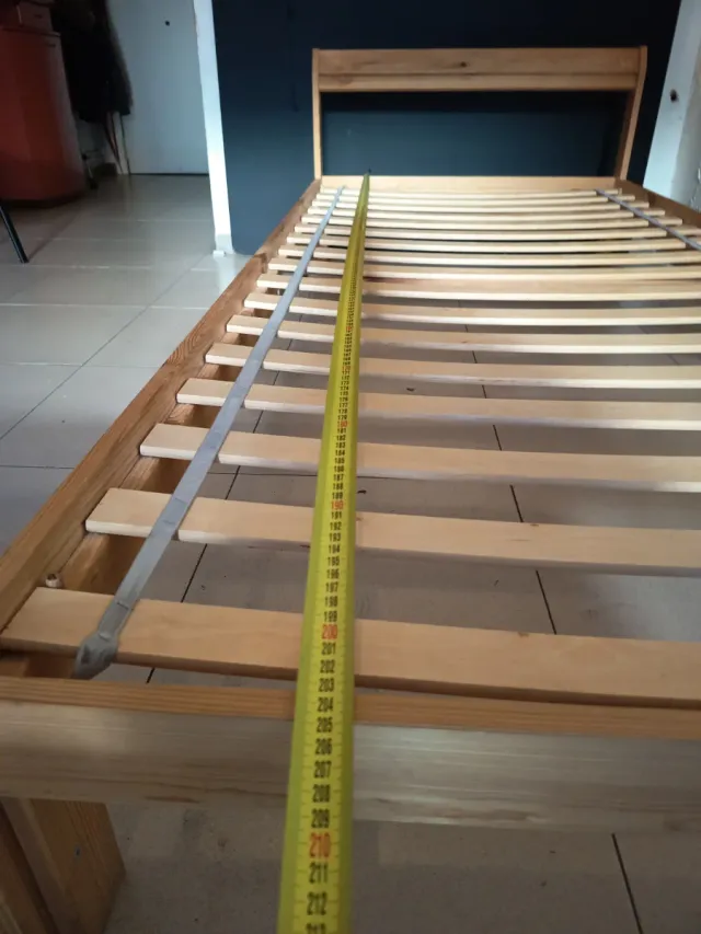 Cama de madera con somier