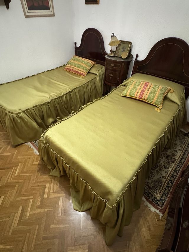 Juego 2 camas con cabeceras + mesita de noche