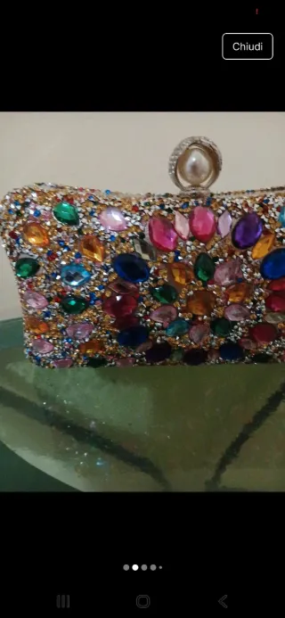 Pochette elegante con pietre