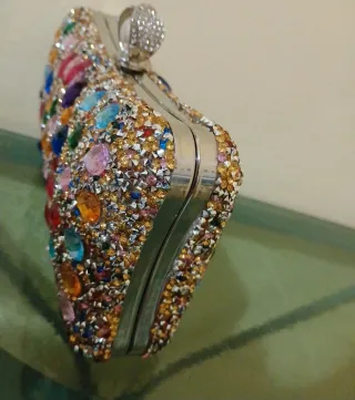 Pochette elegante con pietre