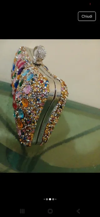 Pochette elegante con pietre