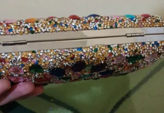 Pochette elegante con pietre