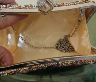 Pochette elegante con pietre