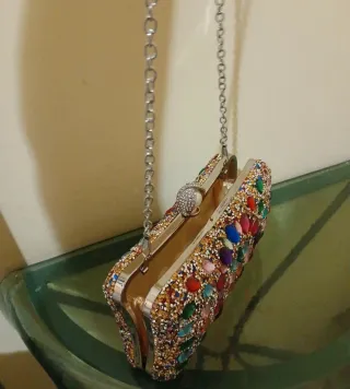 Pochette elegante con pietre