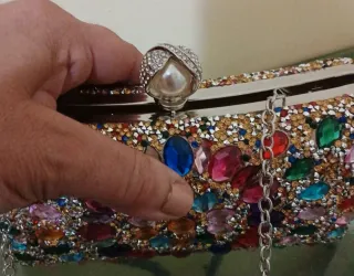 Pochette elegante con pietre