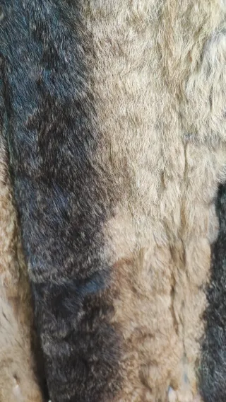 Chaquetón de pelo marrón y beige