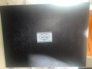 Caja y bolsas Prada negras
