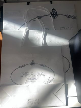 Caja y bolsas Prada negras