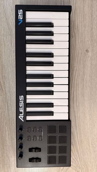 Controlador MIDI Alesis V25