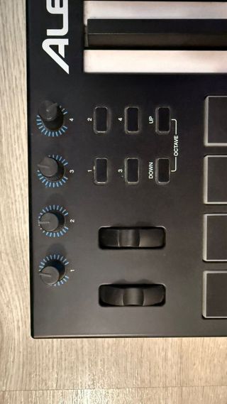 Controlador MIDI Alesis V25