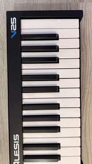 Controlador MIDI Alesis V25