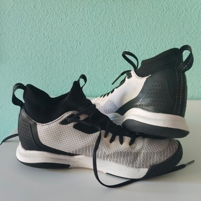 Zapatillas Baloncesto Negras y Blancas