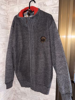 Jersey gris con cuello rojo