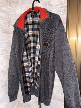 Jersey gris con cuello rojo