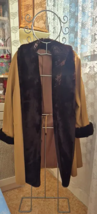 Gabardina Beige con Detalles Marrones