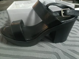 Sandalias de tacón negras mujer.