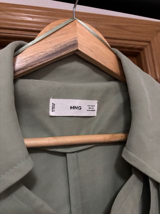 Gabardina Mango verde claro