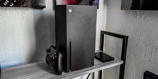 Xbox Series X + 2 mandos + juego