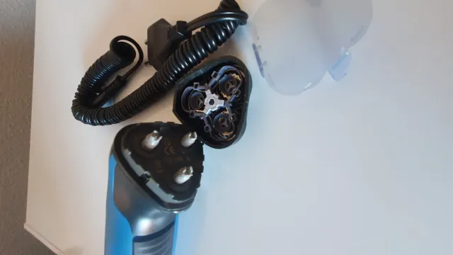 Máquina de afeitar Philips azul y negra