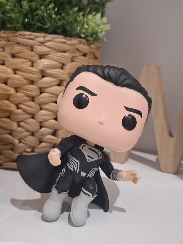 Funko Pop Superman Traje Negro