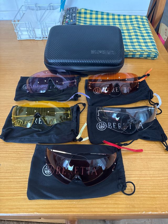 Lote de gafas de tiro Beretta,funda y maletín
