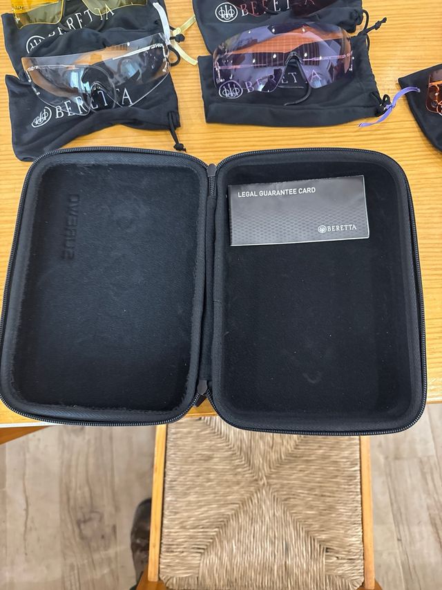 Lote de gafas de tiro Beretta,funda y maletín
