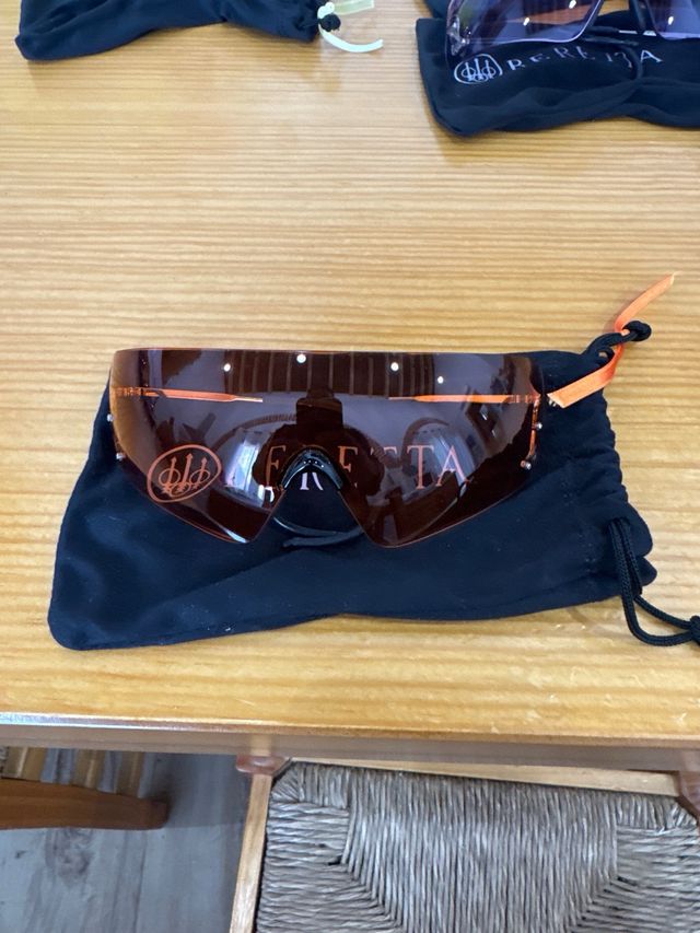 Lote de gafas de tiro Beretta,funda y maletín