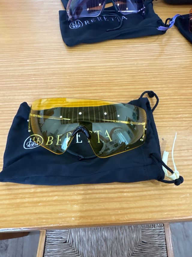 Lote de gafas de tiro Beretta,funda y maletín