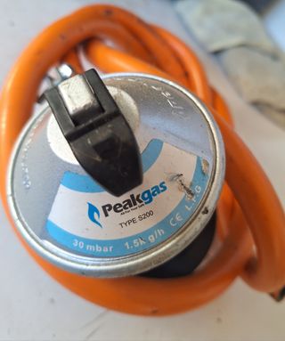 Alcachofa y manguera de gas