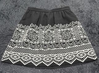Falda negra con bordado blanco