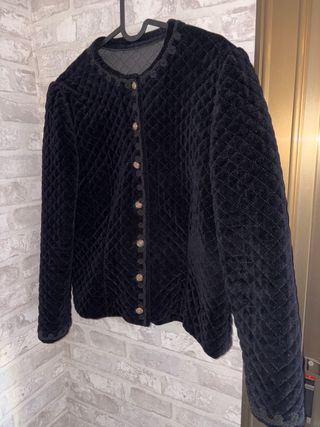 Chaqueta negra acolchada