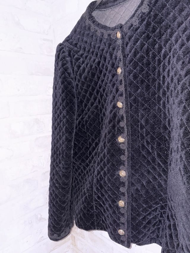 Chaqueta negra acolchada