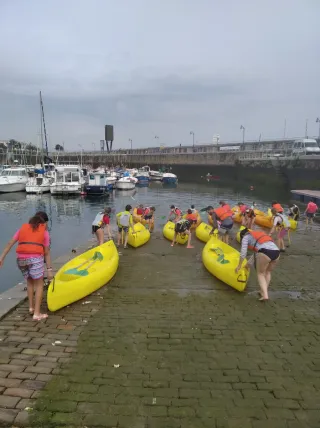 Piraguas chalecos y remos