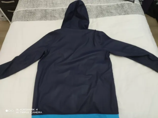 Chaqueta impermeable azul y verde