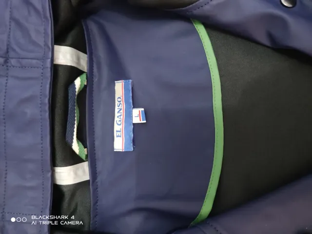 Chaqueta impermeable azul y verde