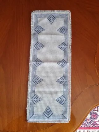 Centrino rettangolare ricamato a mano bianco e blu