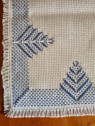 Centrino rettangolare ricamato a mano bianco e blu