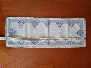 Centrino rettangolare ricamato a mano bianco e blu