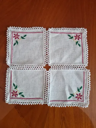 Centrino rettangolare ricamato a mano bianco e blu