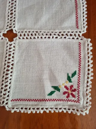 Centrino rettangolare ricamato a mano bianco e blu