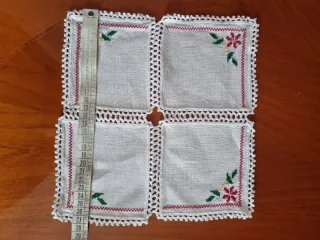 Centrino rettangolare ricamato a mano bianco e blu