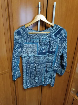 Camisa estampada azul y blanca