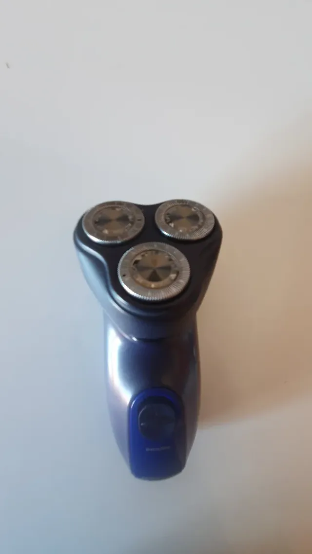 Máquina de afeitar eléctrica rotatoria